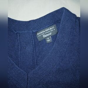 Banana Republic Men's Navy Blue V-Neck Sweater